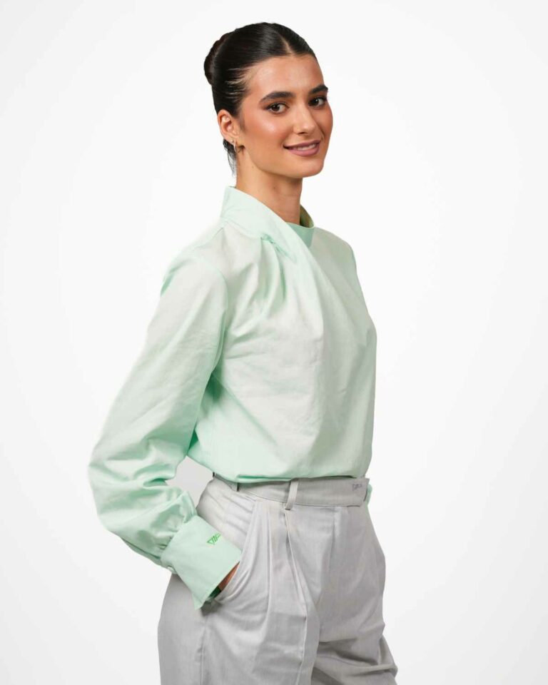Bluse mit Kragen und Strahlenschutz Rückansicht.