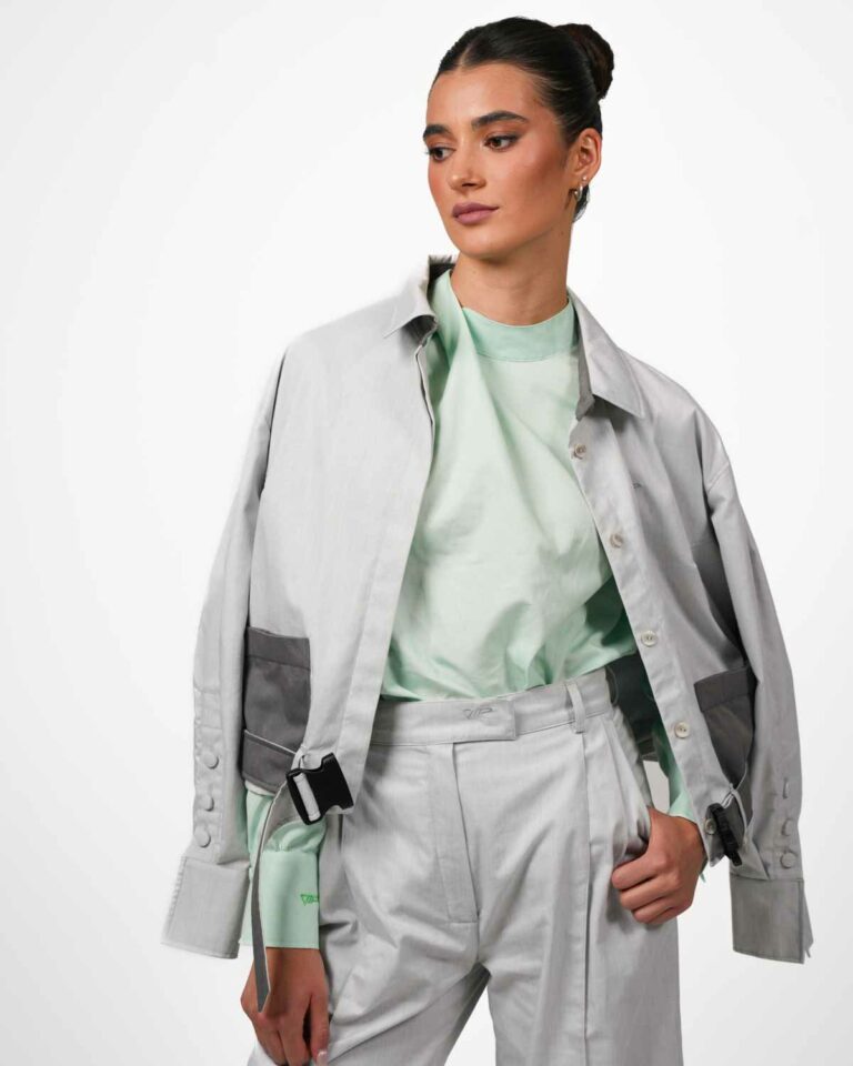 Bluse mit Kragen und Strahlenschutz.