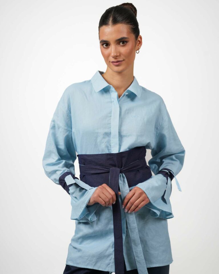 Model trägt Oversize-Bluse mit Strahlenschutz Vorderansicht.
