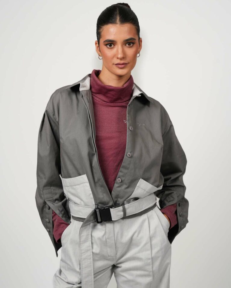 Model trägt Damen Crop-Jacke mit integriertem 5G-Strahlenschutz.<br>