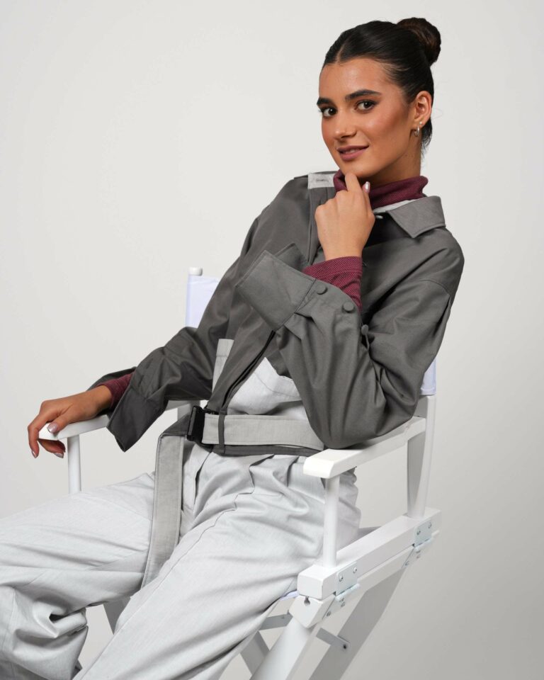 Model trägt Damen Crop-Jacke mit integriertem 5G-Strahlenschutz, Seitenansicht.<br>